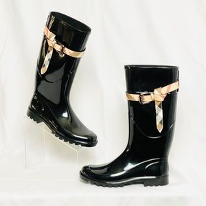 NWOT Burberry Nova Check Roscot Belted Rain Boot